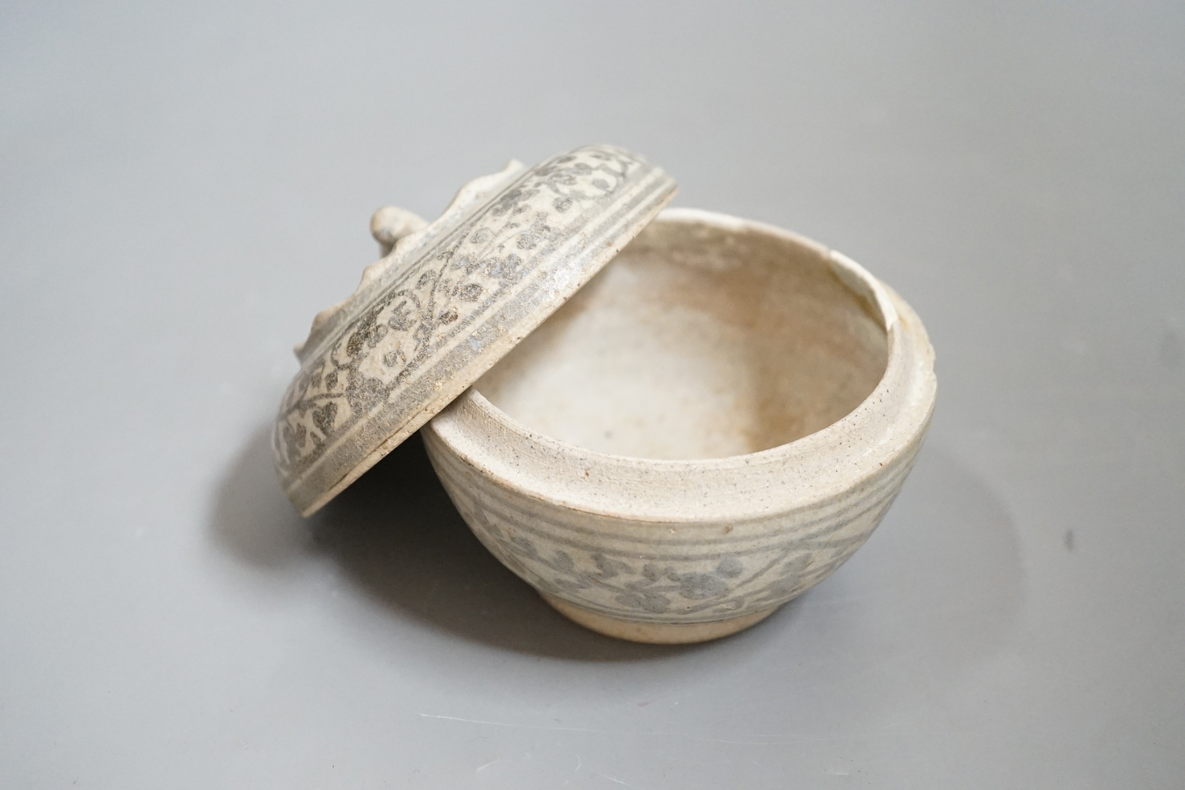 A Thai Sawankhalok blue and white box and cover, 14th-16th century, 9cm